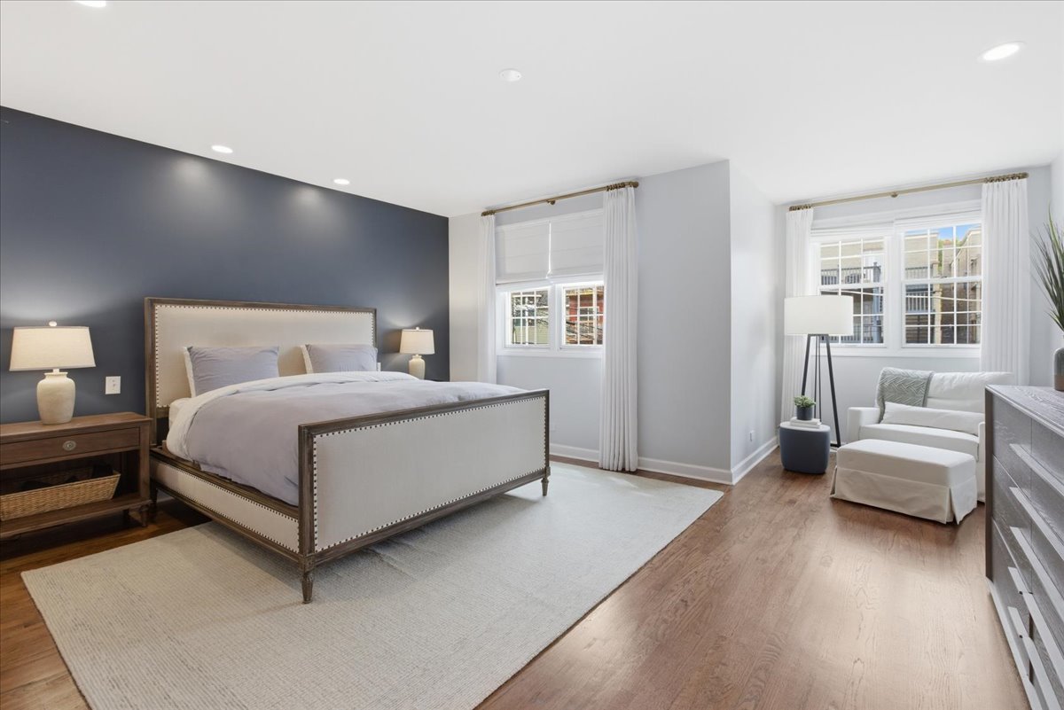 1209 West Roscoe Street Chicago IL 60657