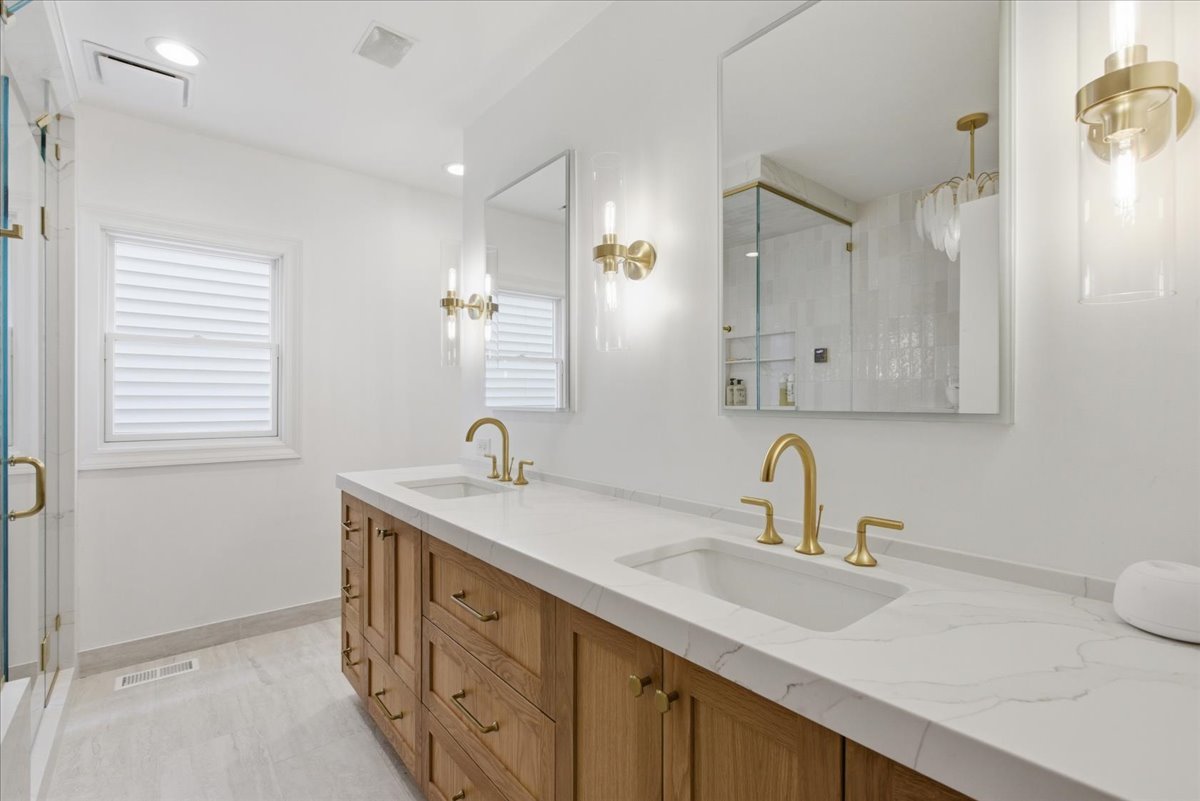 1209 West Roscoe Street Chicago IL 60657
