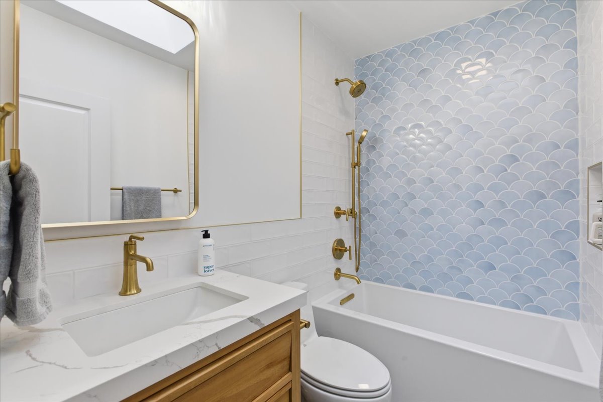 1209 West Roscoe Street Chicago IL 60657