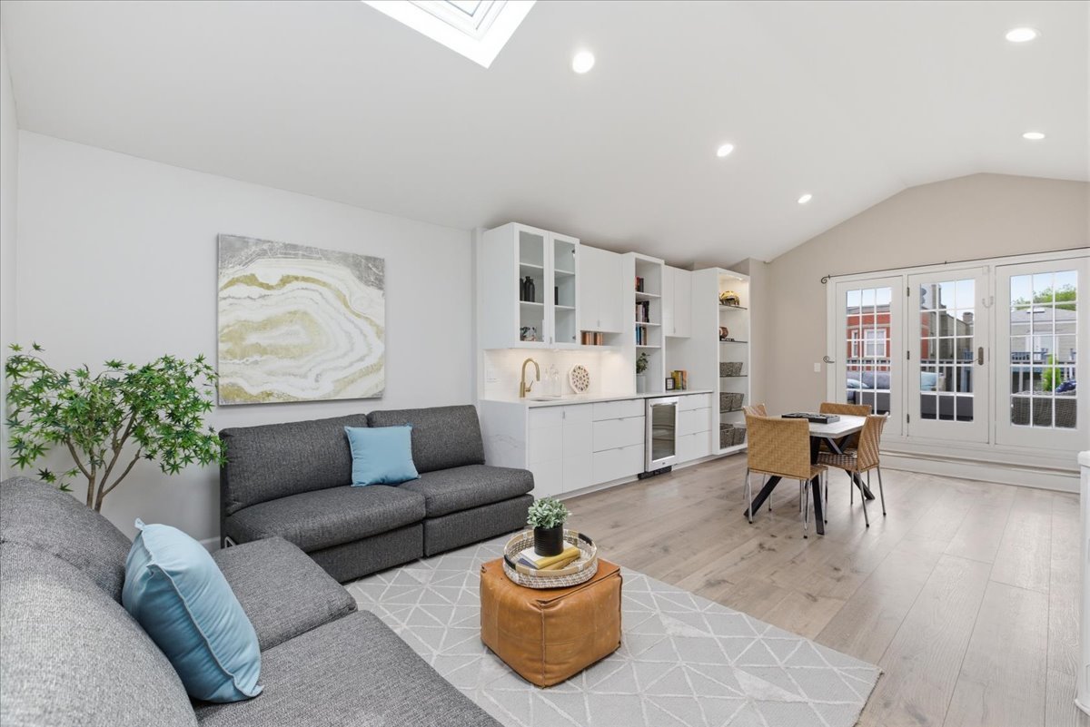 1209 West Roscoe Street Chicago IL 60657
