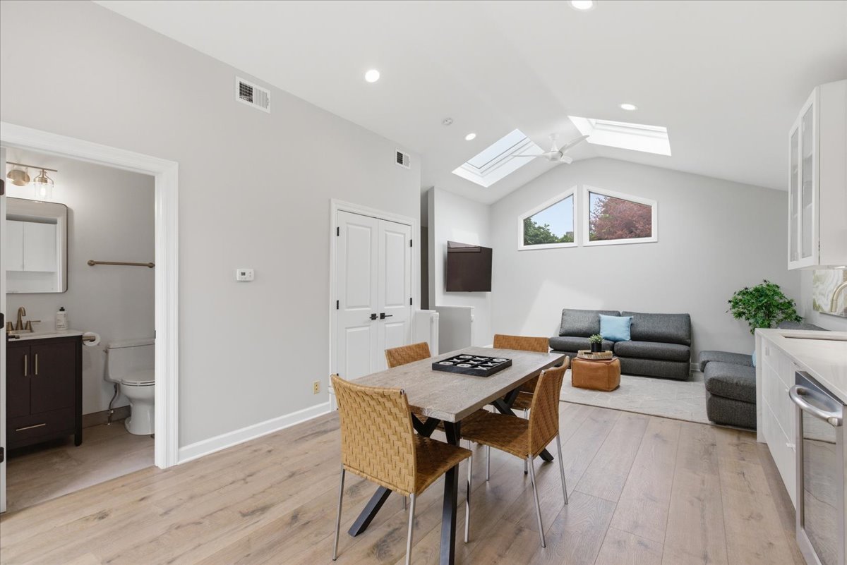 1209 West Roscoe Street Chicago IL 60657