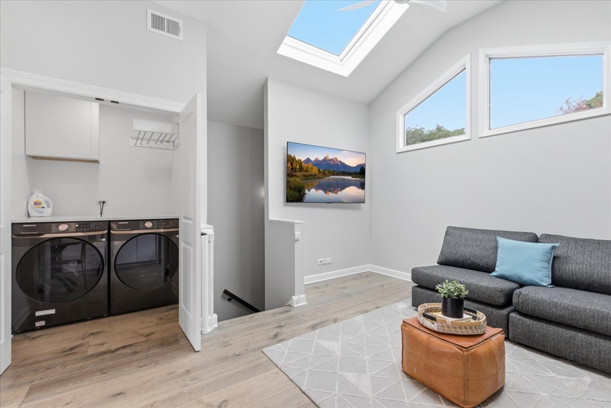 1209 West Roscoe Street Chicago IL 60657