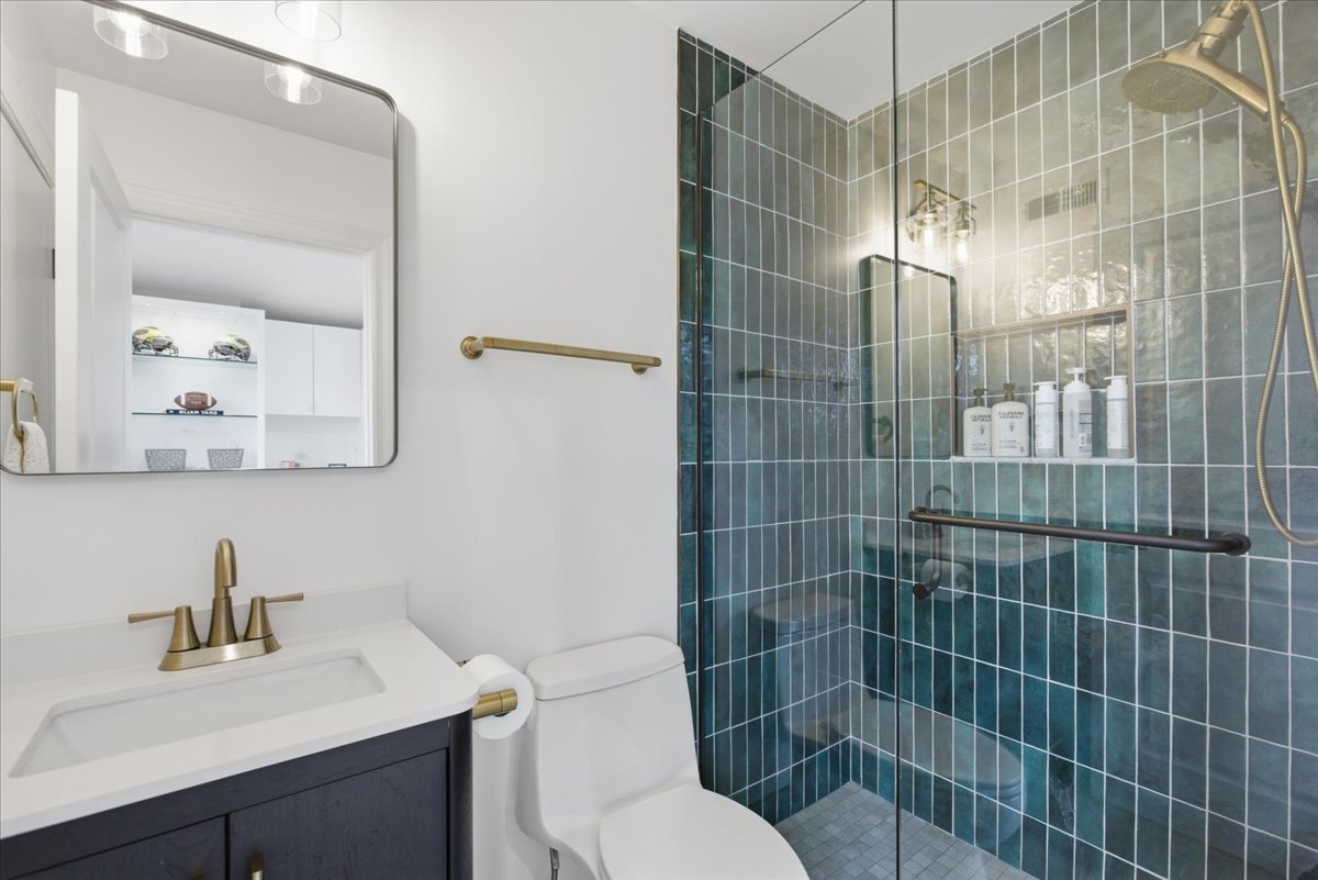 1209 West Roscoe Street Chicago IL 60657