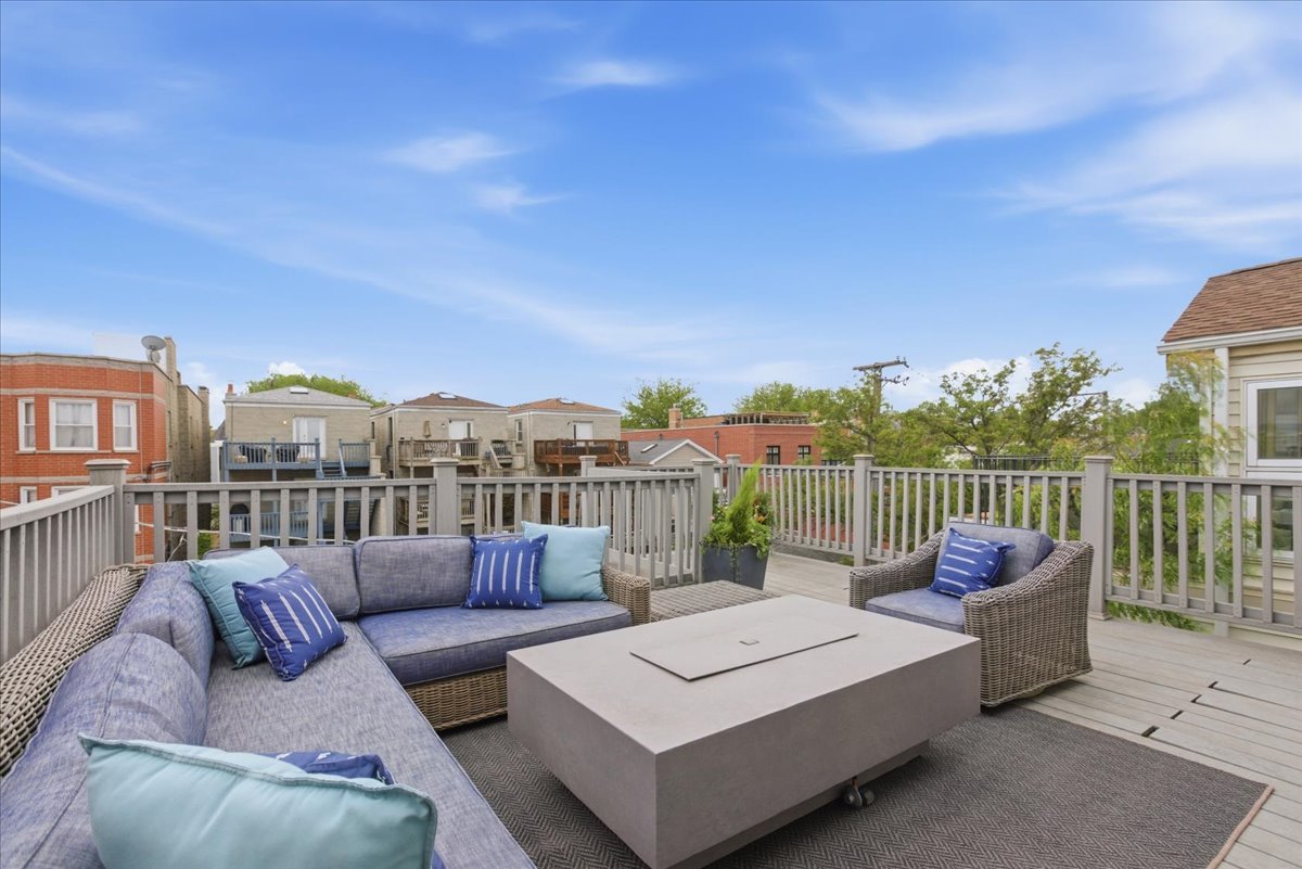 1209 West Roscoe Street Chicago IL 60657