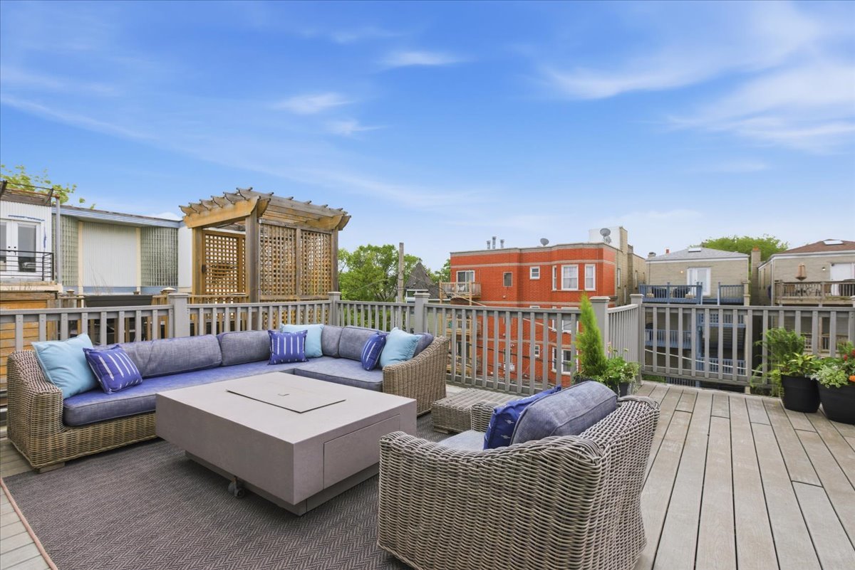 1209 West Roscoe Street Chicago IL 60657