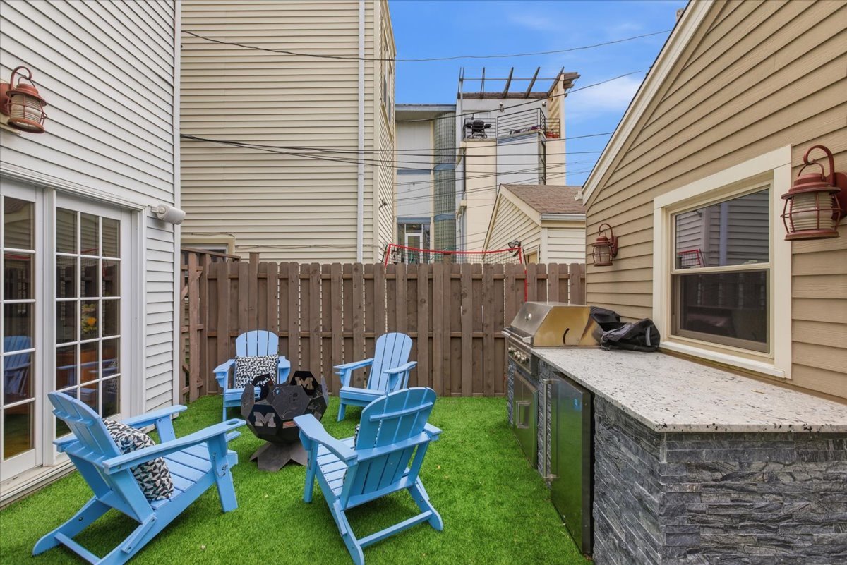 1209 West Roscoe Street Chicago IL 60657