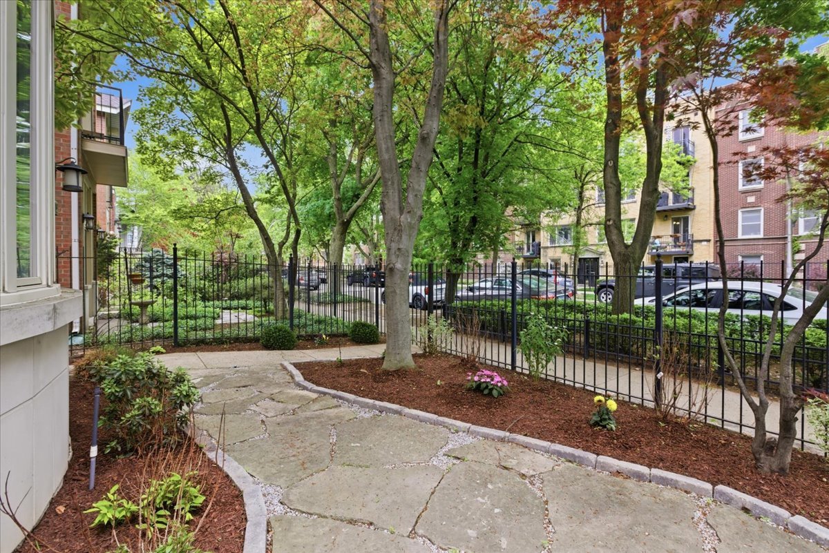 1209 West Roscoe Street Chicago IL 60657