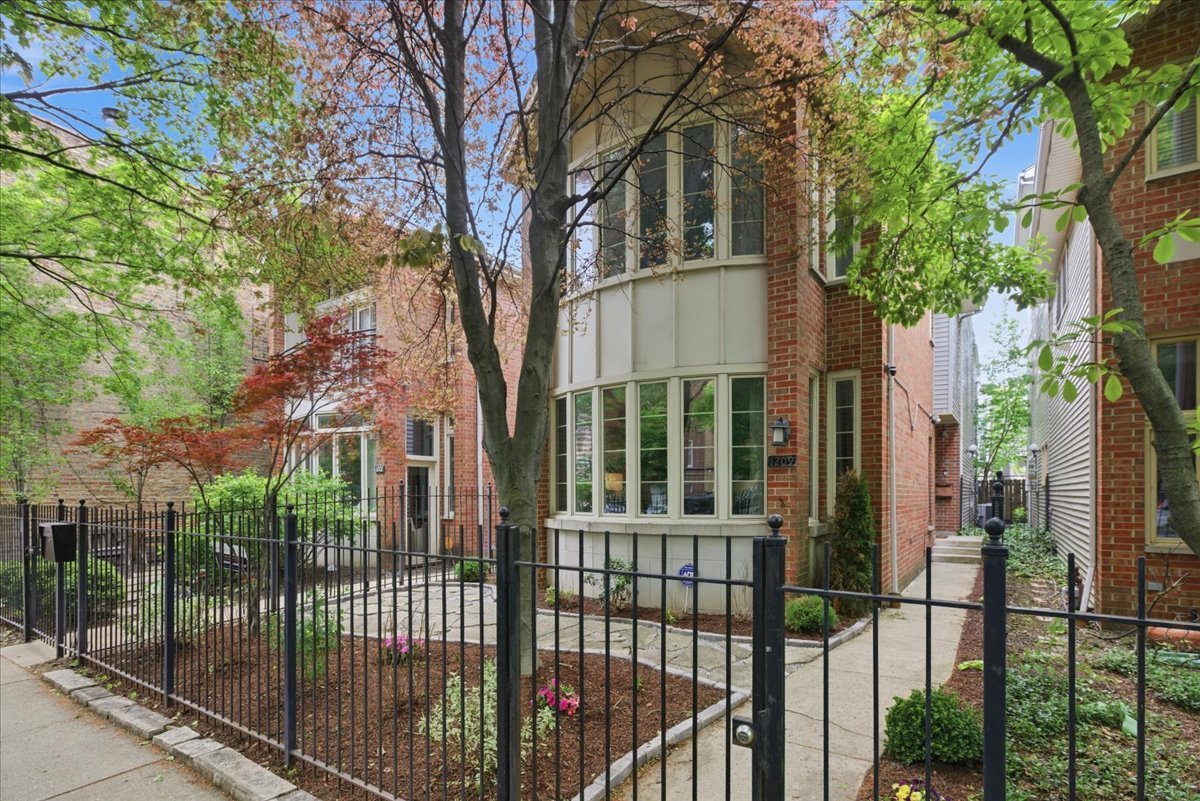 1209 West Roscoe Street Chicago IL 60657