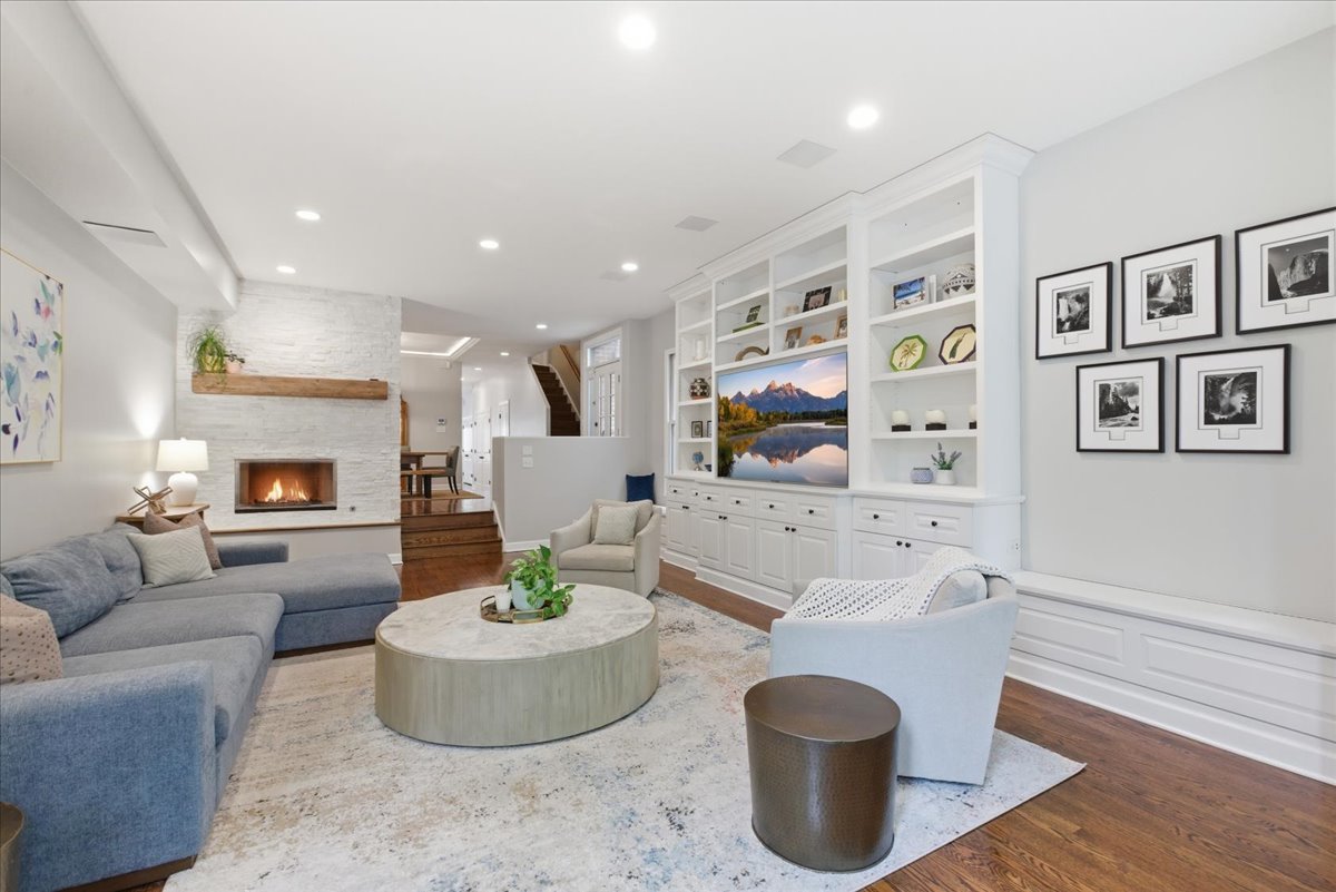 1209 West Roscoe Street Chicago IL 60657