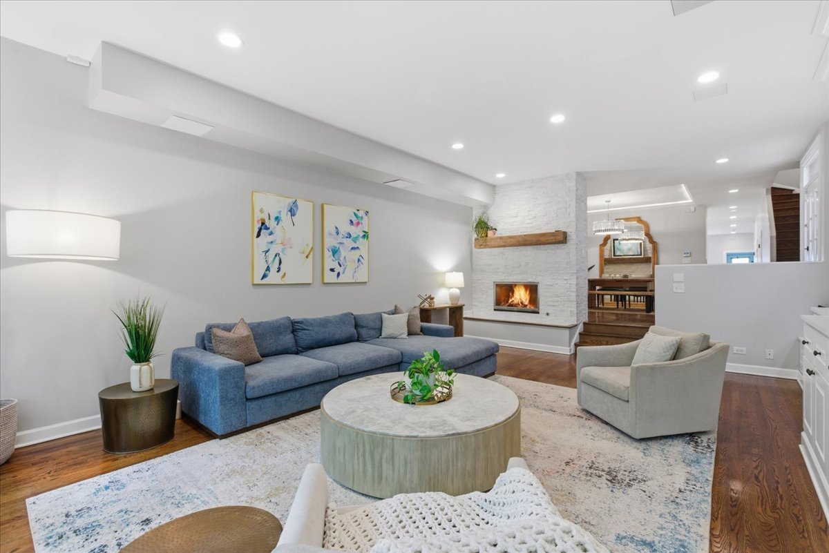1209 West Roscoe Street Chicago IL 60657