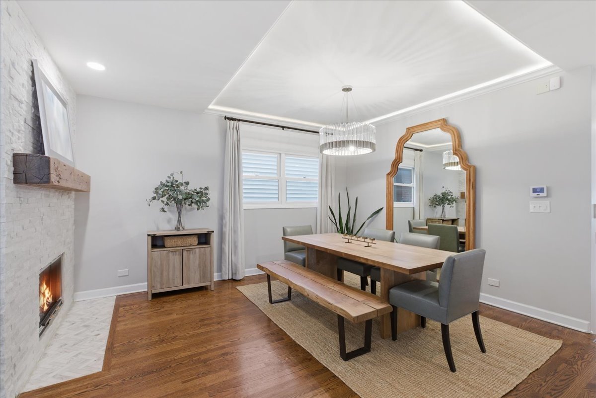 1209 West Roscoe Street Chicago IL 60657