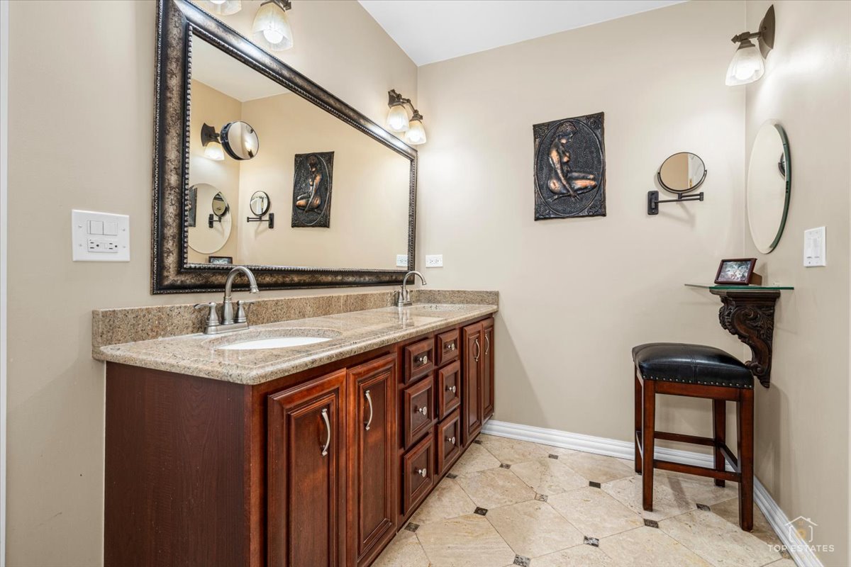 4 Waterbury Court Lake Zurich IL 60047
