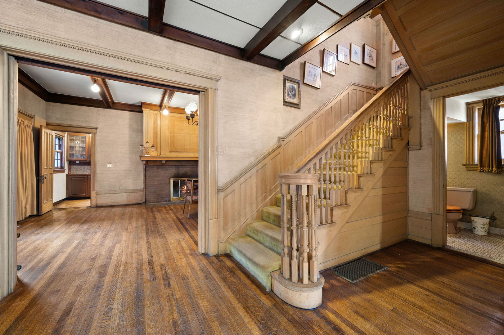 832 West Junior Terrace Chicago IL 60613