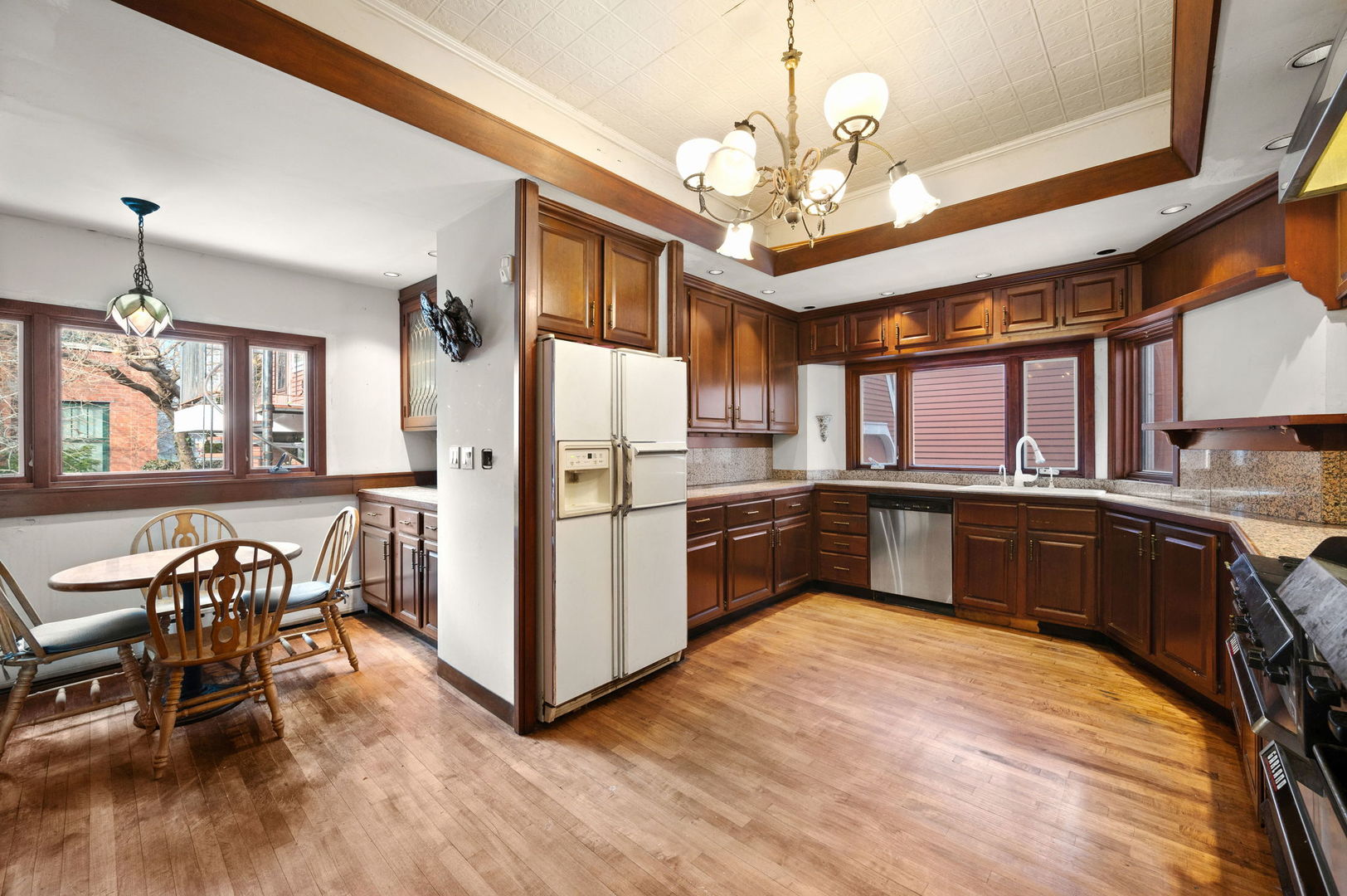 832 West Junior Terrace Chicago IL 60613