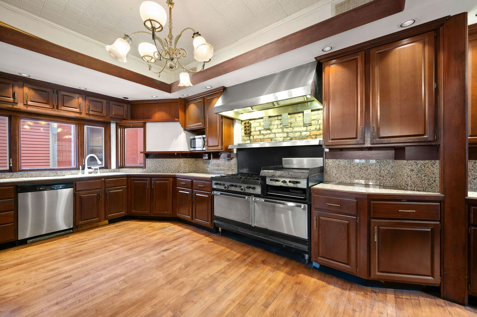 832 West Junior Terrace Chicago IL 60613
