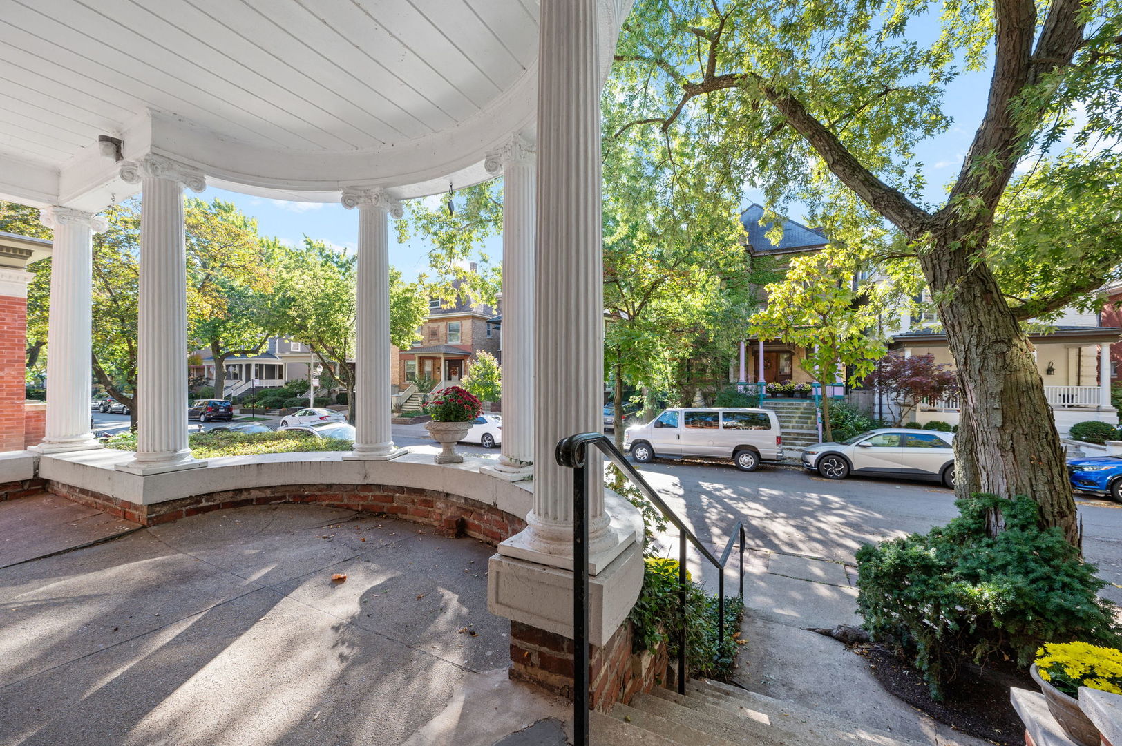 832 West Junior Terrace Chicago IL 60613