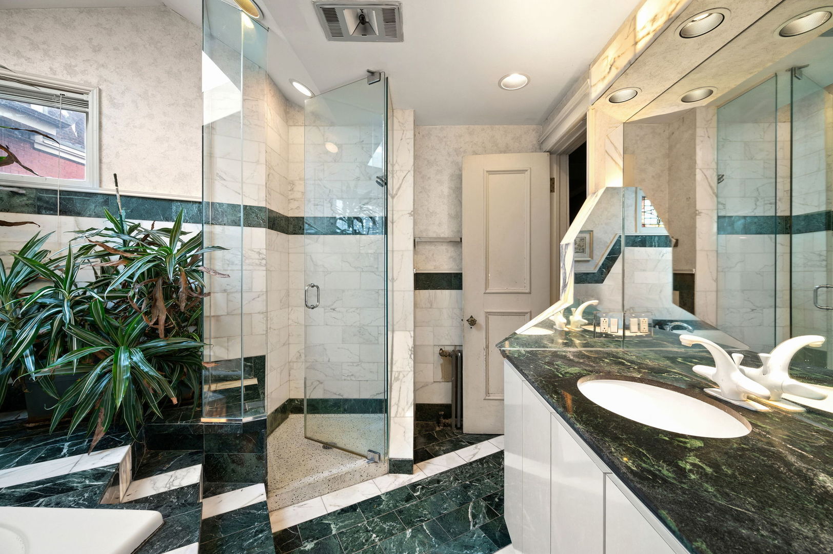 832 West Junior Terrace Chicago IL 60613
