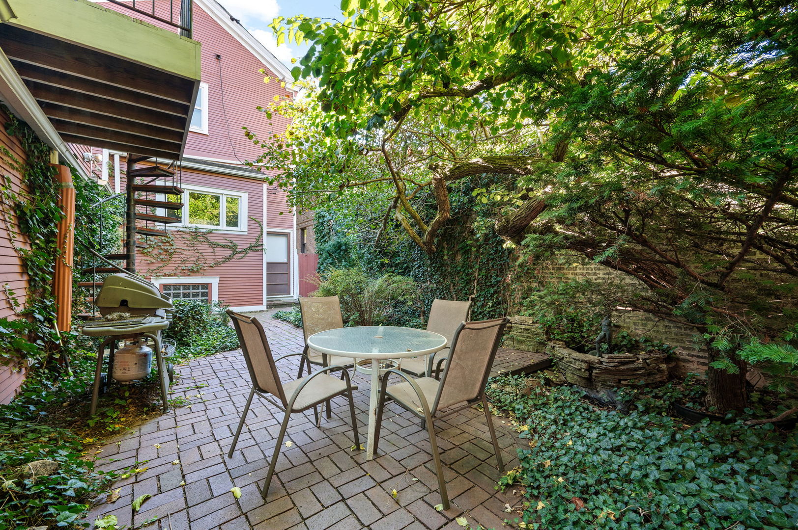 832 West Junior Terrace Chicago IL 60613