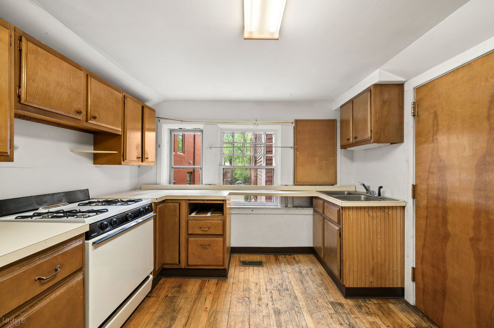 832 West Junior Terrace Chicago IL 60613