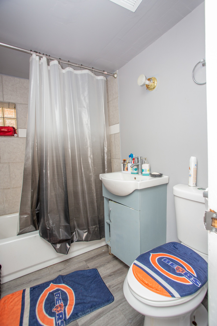 9111 South Kingston Avenue Chicago IL 60617