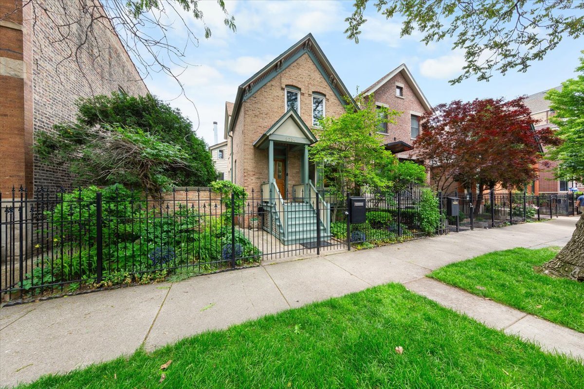 2324 West Mclean Avenue Chicago IL 60647