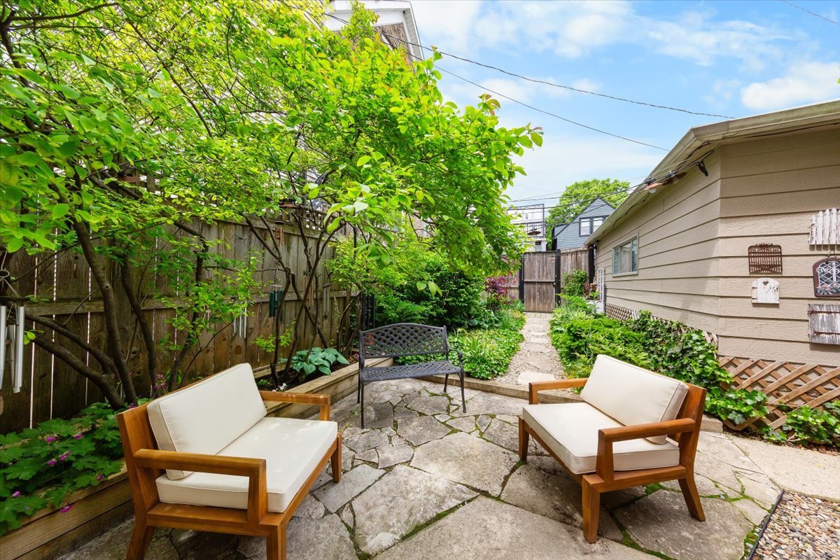 2324 West Mclean Avenue Chicago IL 60647