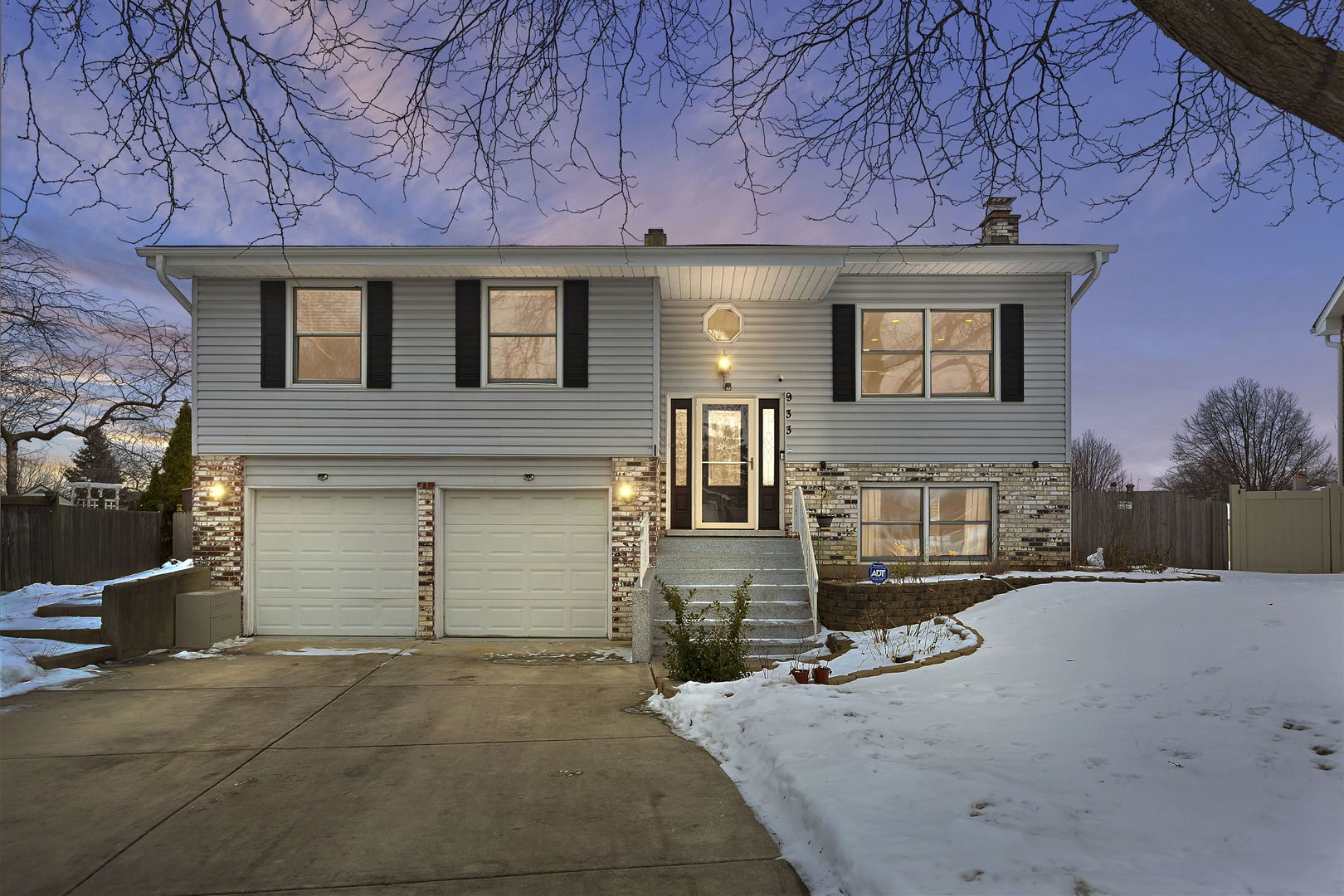 933 Columbia Court Carol Stream IL 60188