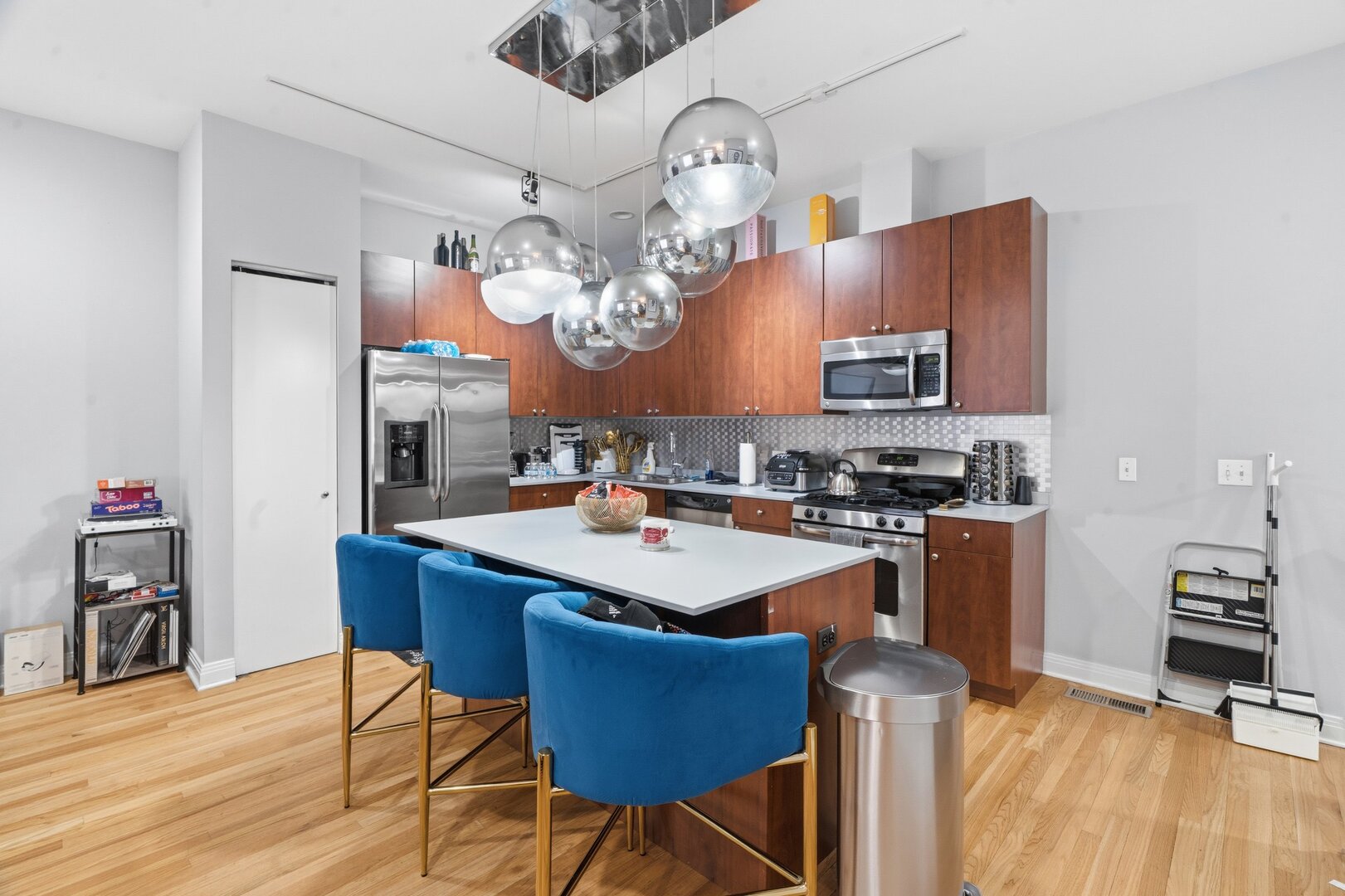 648 West 16th Street Chicago IL 60616