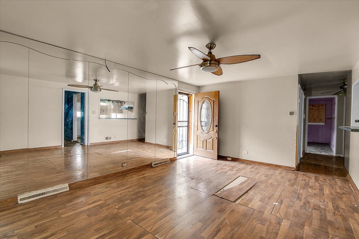 8906 South Mackinaw Street Chicago IL 60617