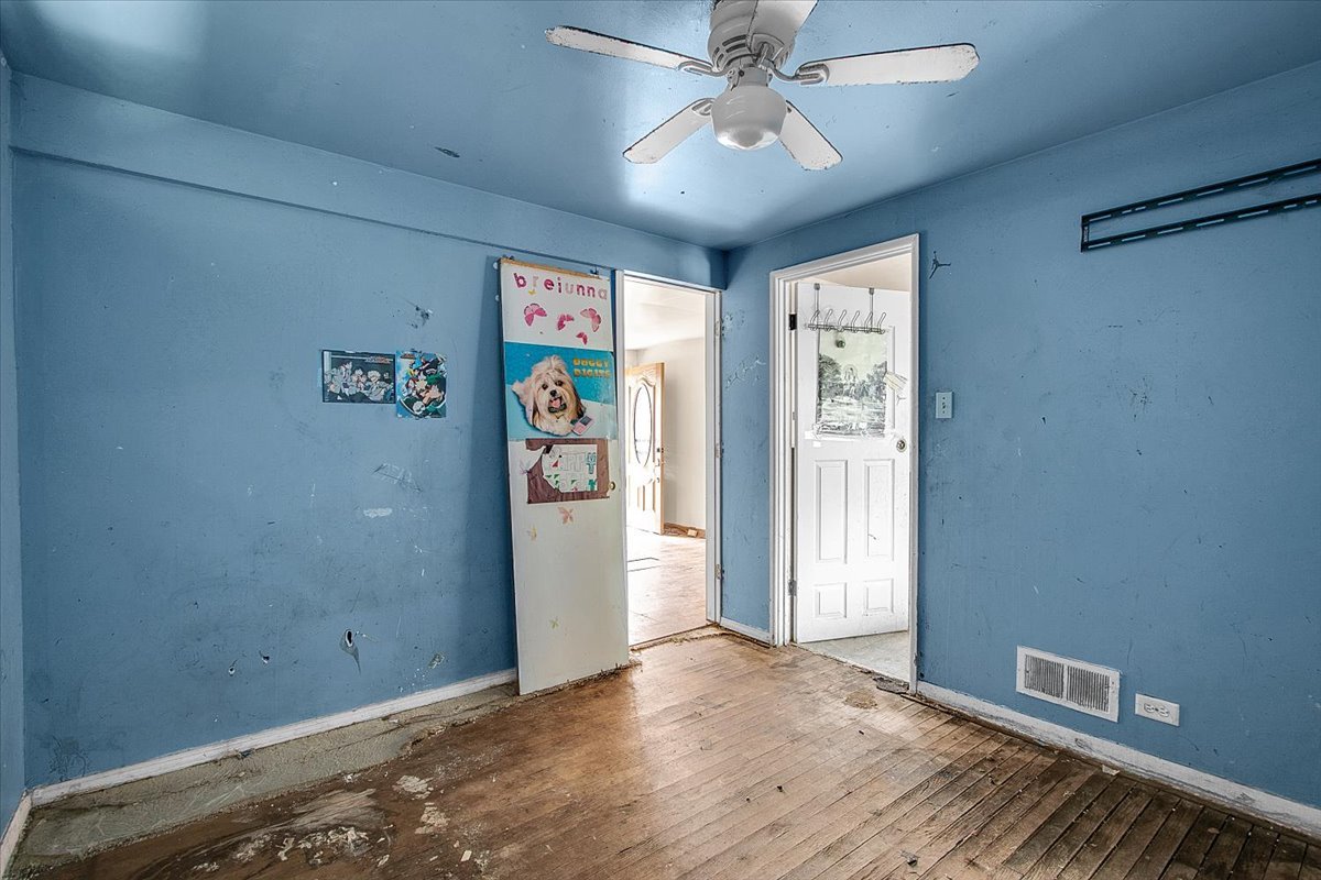 8906 South Mackinaw Street Chicago IL 60617