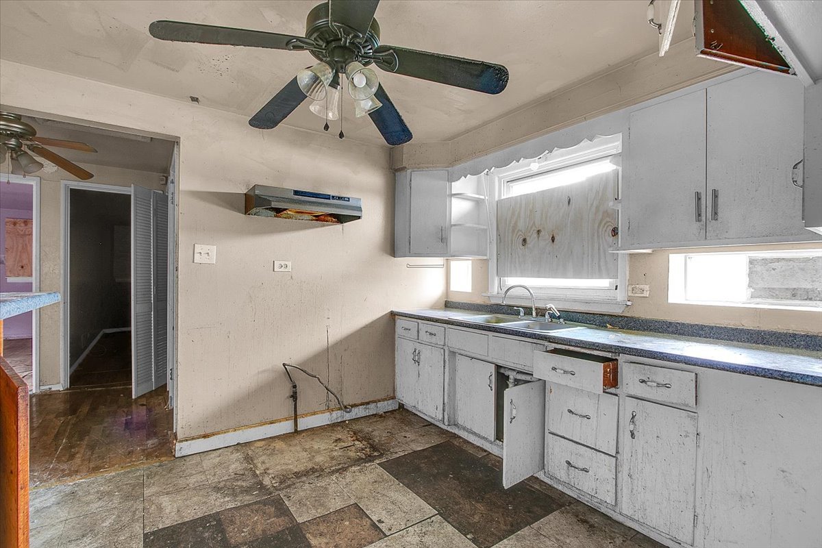 8906 South Mackinaw Street Chicago IL 60617