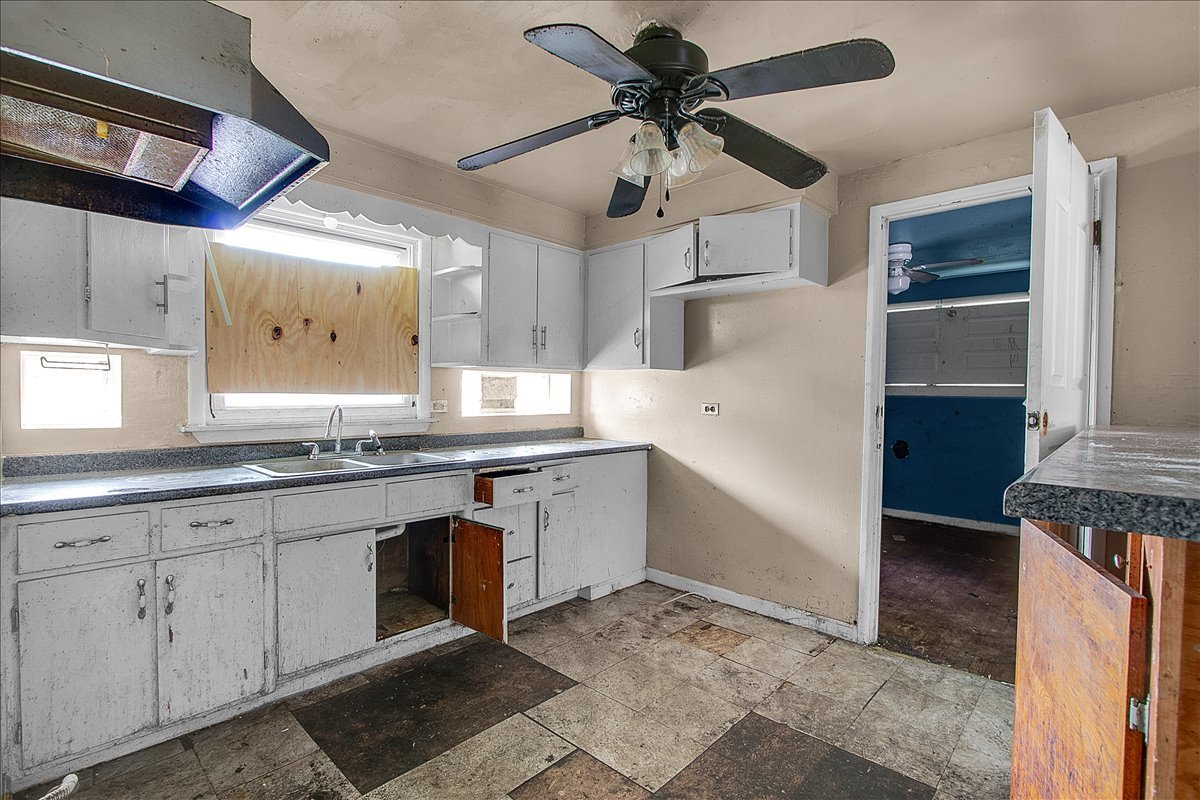 8906 South Mackinaw Street Chicago IL 60617