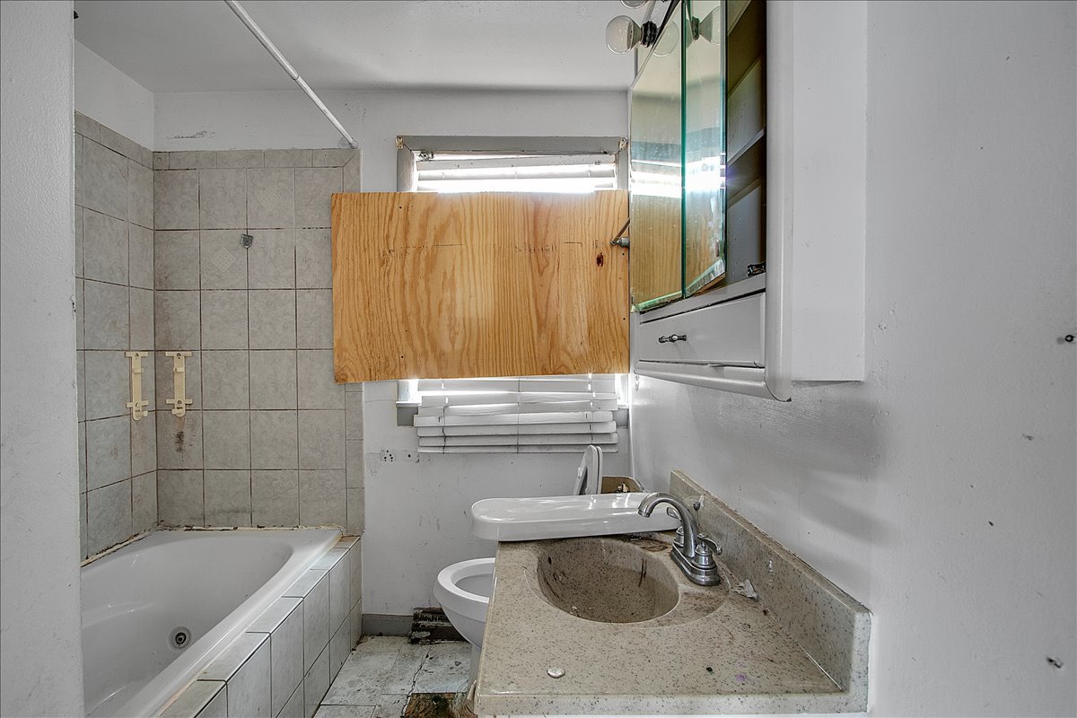 8906 South Mackinaw Street Chicago IL 60617
