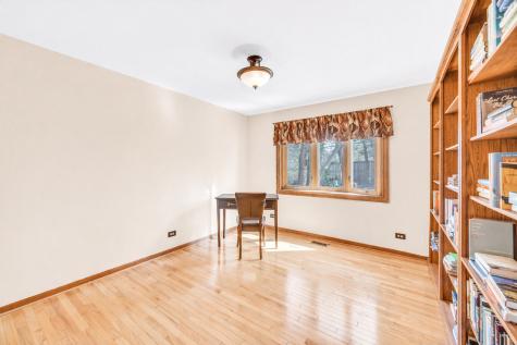1113 Loyola Drive Libertyville IL 60048