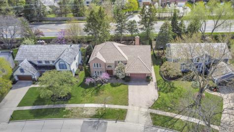 1113 Loyola Drive Libertyville IL 60048