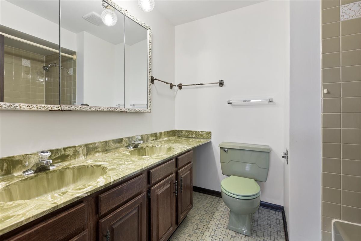 321 Ashwood Drive Schaumburg IL 60193