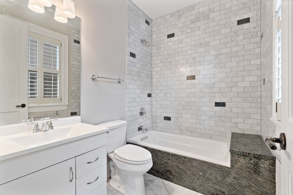 1828 West Larchmont Avenue Chicago IL 60613