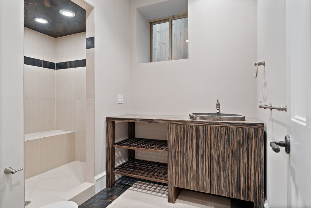 1828 West Larchmont Avenue Chicago IL 60613