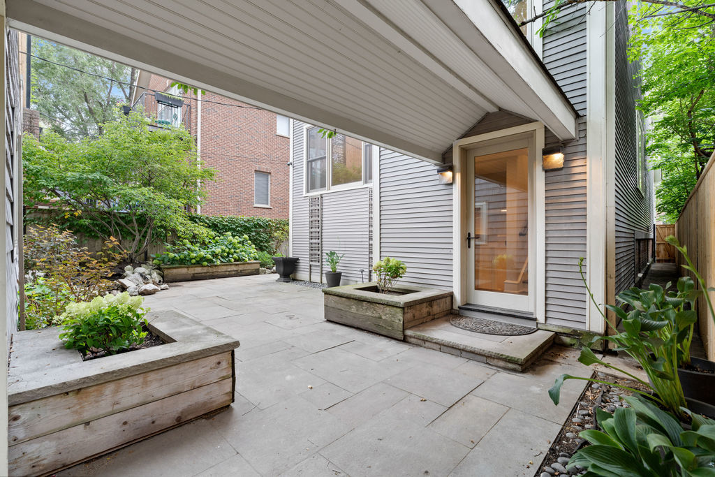 1828 West Larchmont Avenue Chicago IL 60613