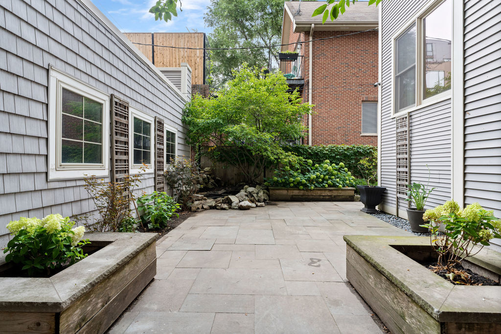 1828 West Larchmont Avenue Chicago IL 60613