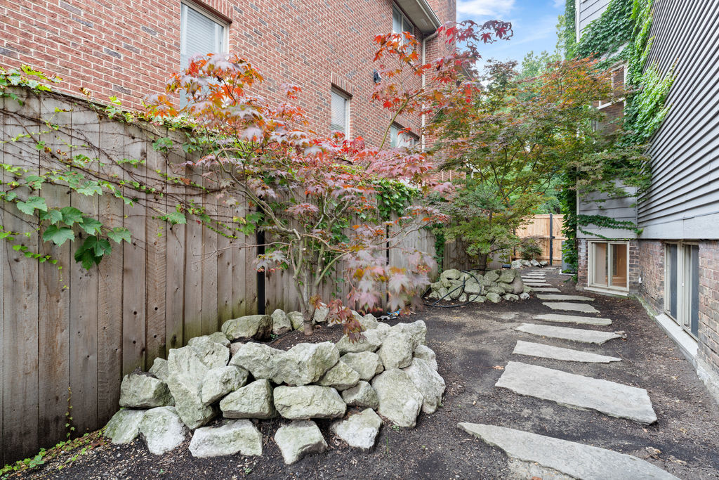 1828 West Larchmont Avenue Chicago IL 60613