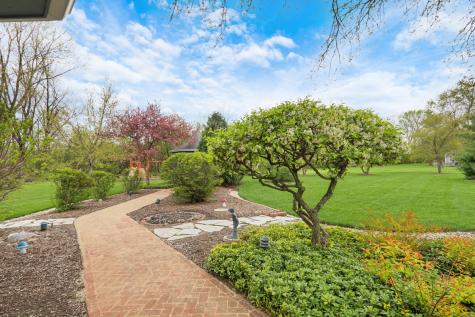 1525 Saratoga Court Libertyville IL 60048