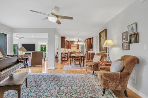 1525 Saratoga Court Libertyville IL 60048