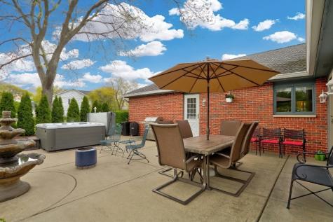 1525 Saratoga Court Libertyville IL 60048