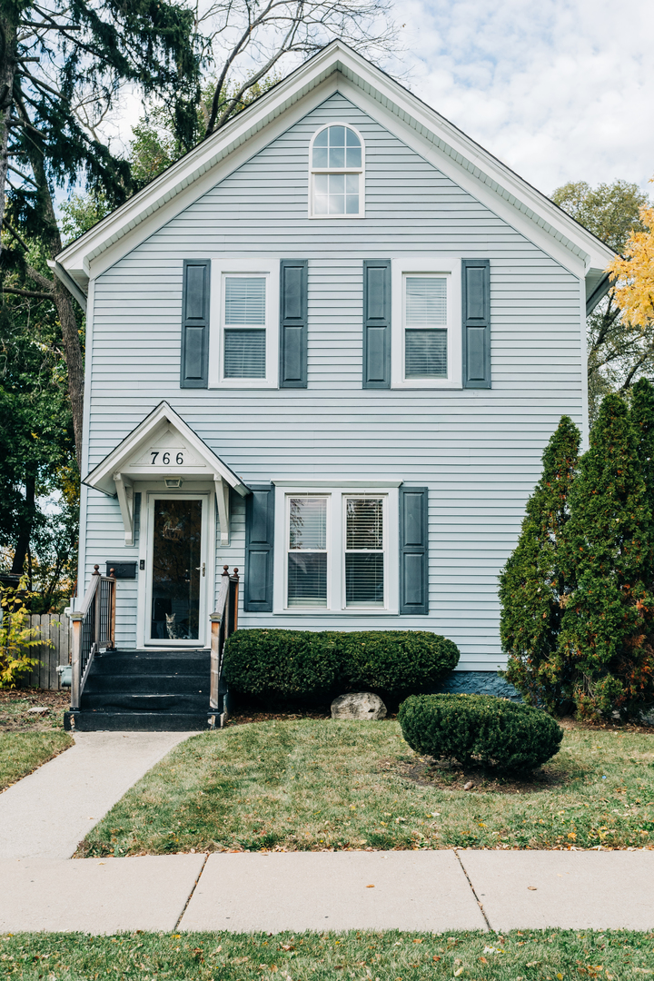 766 Spring Street Aurora IL 60505