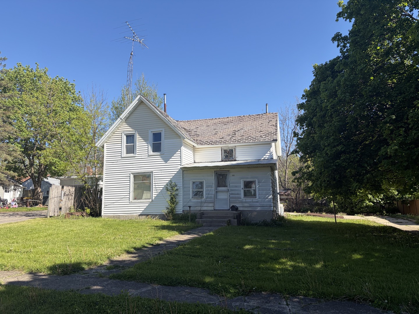 706 Dewey Street Harvard IL 60033