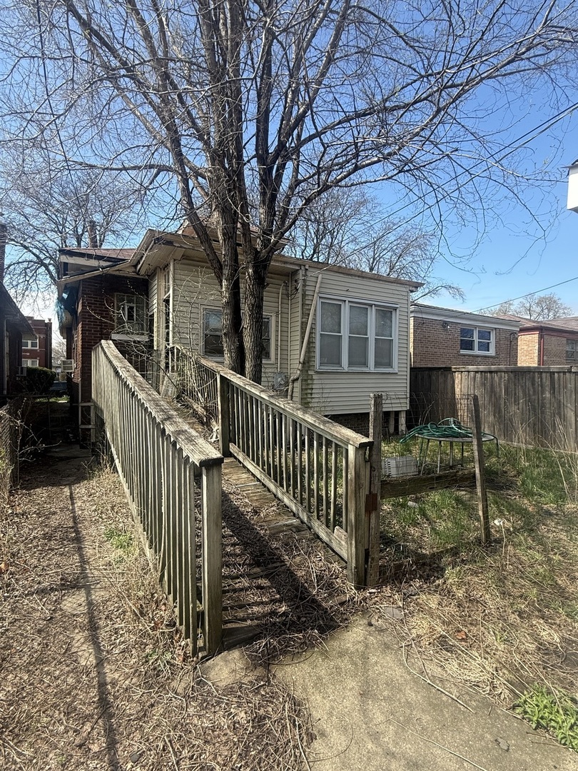 7557 South Paxton Avenue Chicago IL 60649