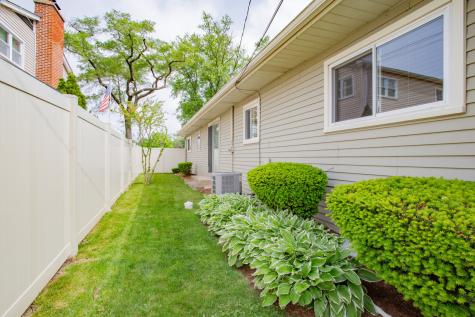 818 Leahy Circle Des Plaines IL 60016