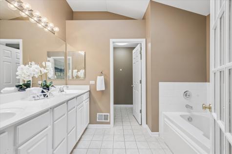 1230 West Claridge Court Palatine IL 60067