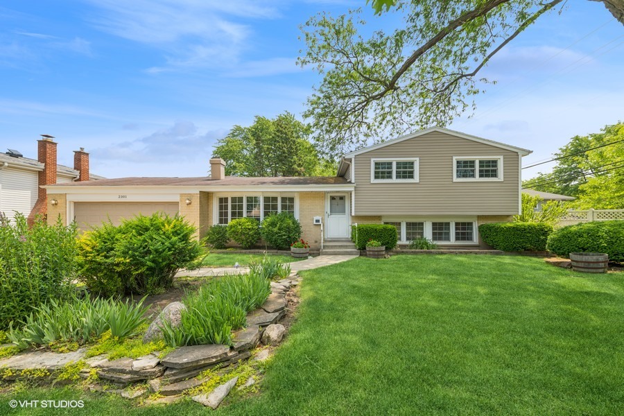 2301 North Williamsburg Street Arlington Heights IL 60004